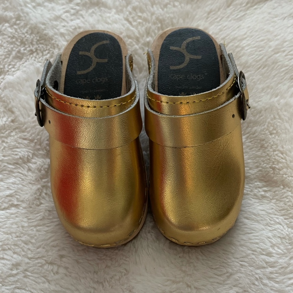 EUC Girl’s Gold Cape Clog slip on size 8